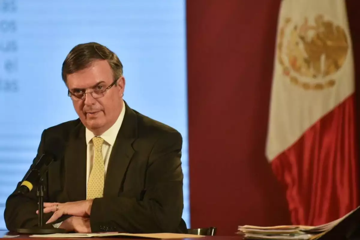 Autoridades de gobernación durante la conferencia por la contingencia del COVID-19.