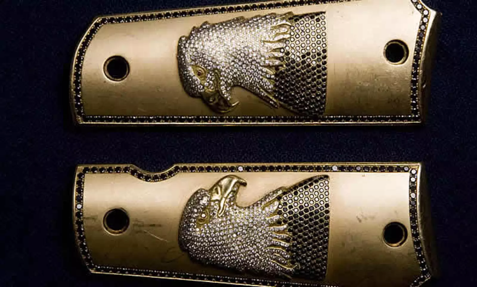 Entre lo resguardado también brillan dos cubiertas para pistola decoradas con diamantes y rubíes. Nadie sabe quiénes fueron sus propietarios.