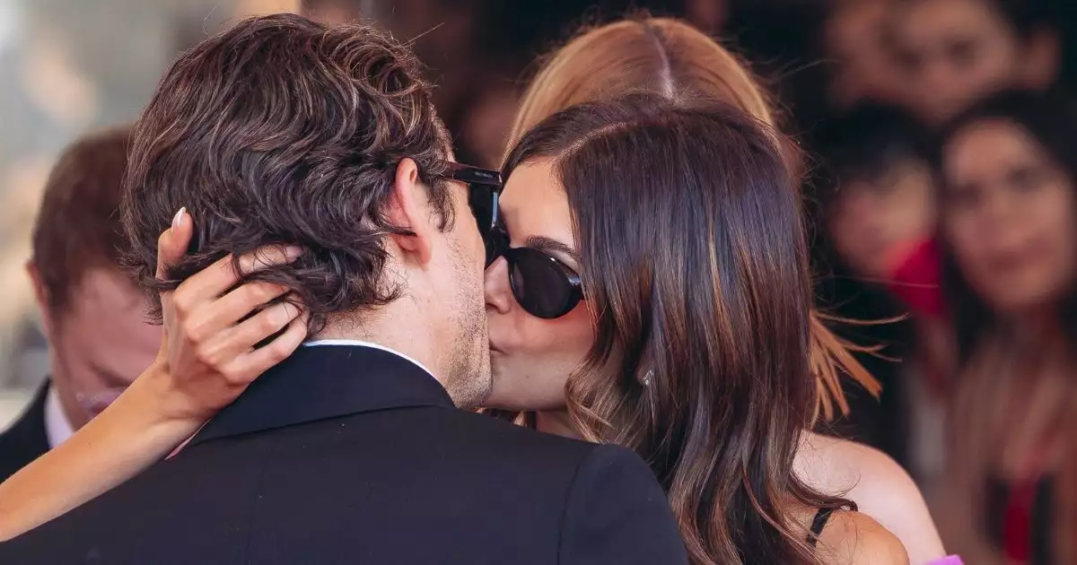 Kaia Gerber y Lewis Pullman 