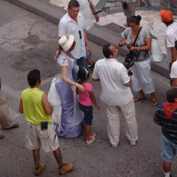 Tan accesible está que acepta tomarse fotos con sus admiradores, los cuales tiene de todas las edades.