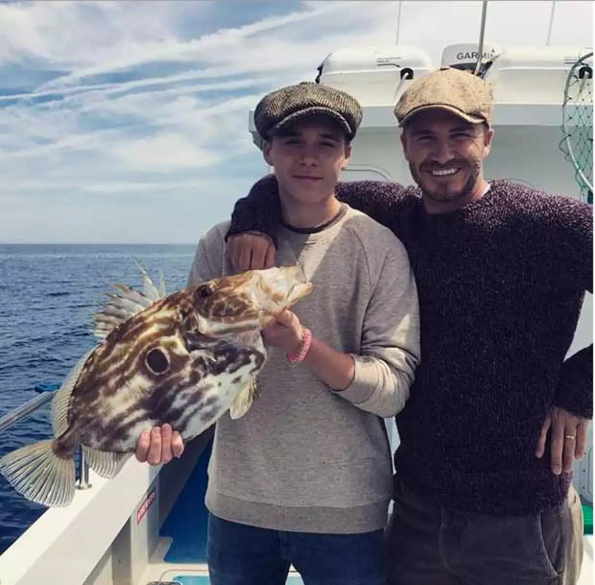El ex futbolista y su hijo presumieron orgullosos el gran pescado John Dory que capturaron en su primera tarde de pesca.