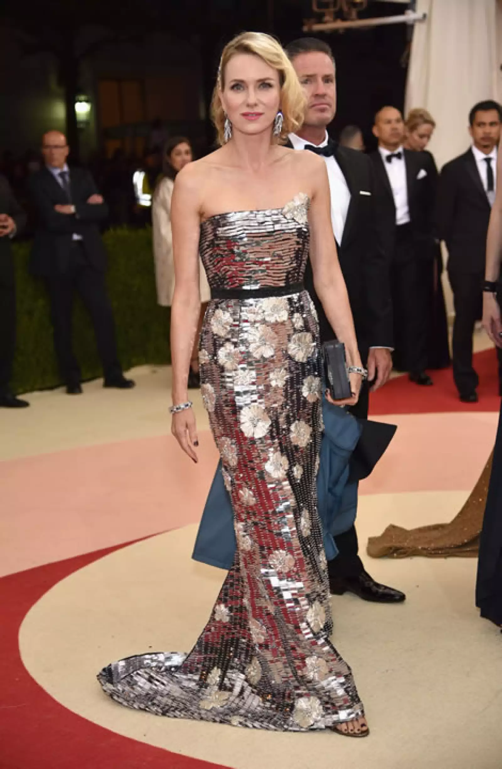 Naomi Watts en Burberry.