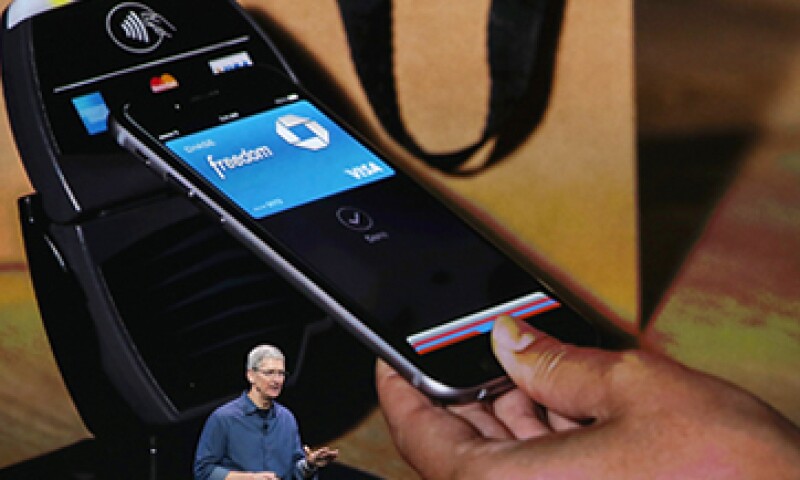 Tras tomar una fotografía de la tarjeta, los datos se encriptan en la app Pasbook para poder realizar pagos con el iPhone. (Foto: Getty Images)