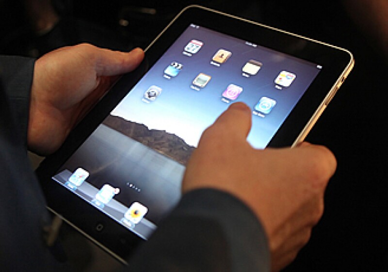 El aparato tecnológico, iPad, será vendido y distribuido por Apple con opción a servicios de enlace de datos 3G con AT&T por 29.99 dólares con acceso a datos e internet ilimitados. (Foto: Reuters)