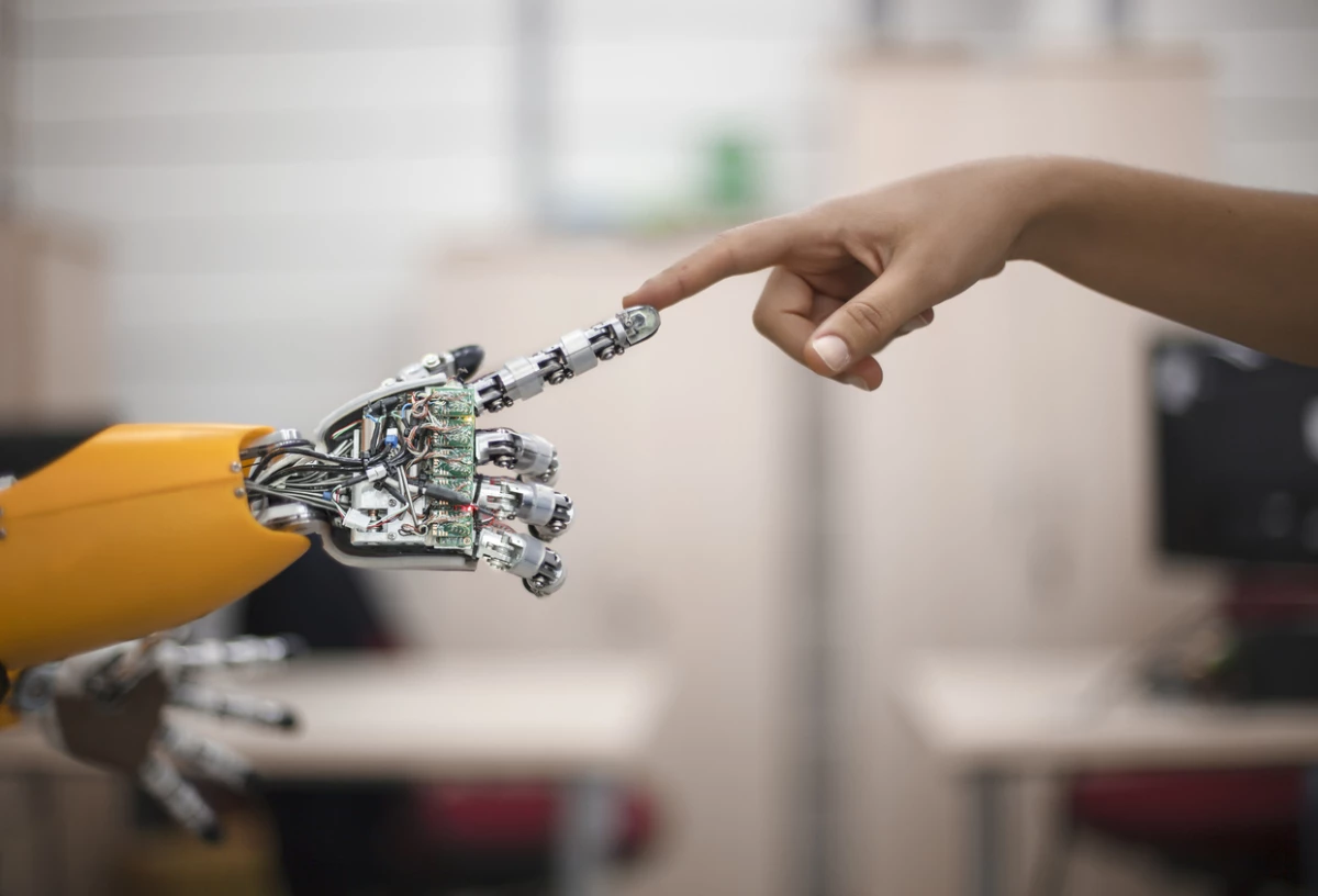 robot y humano