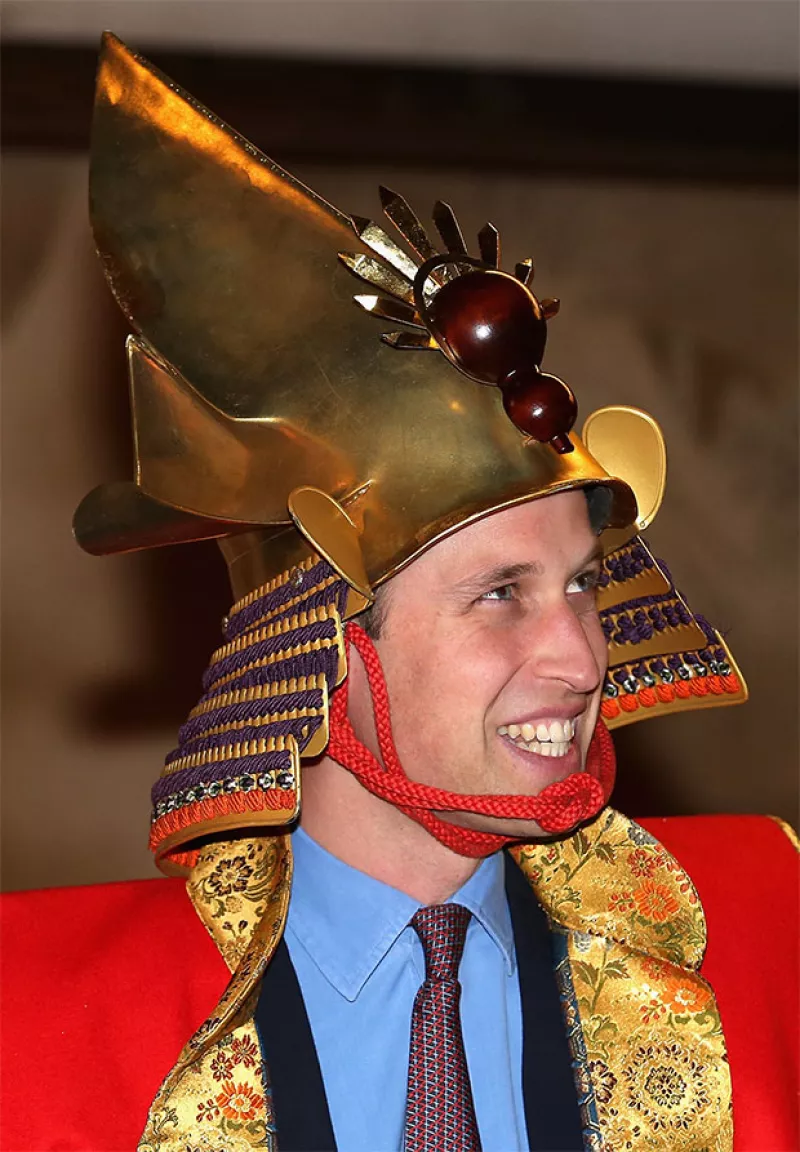 A pocos días de convertirse en papá por segunda ocasión, el duque de Cambridge visita el país nipón y se viste como un Samurái.