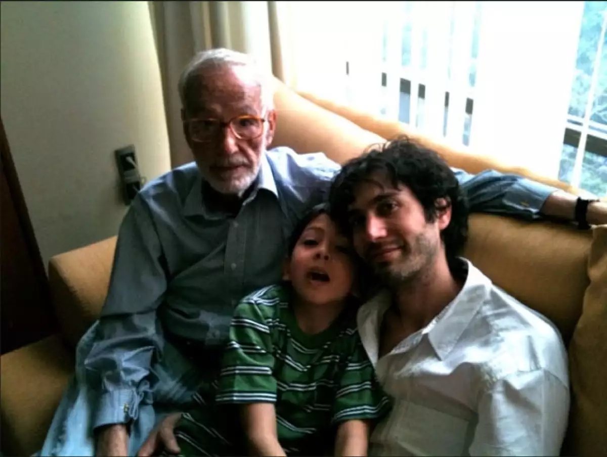 Su nieto Benny Ibarra tuiteó una foto junto a él con la frase: "95, 8, 40 [años de edad] Hace 2 años".