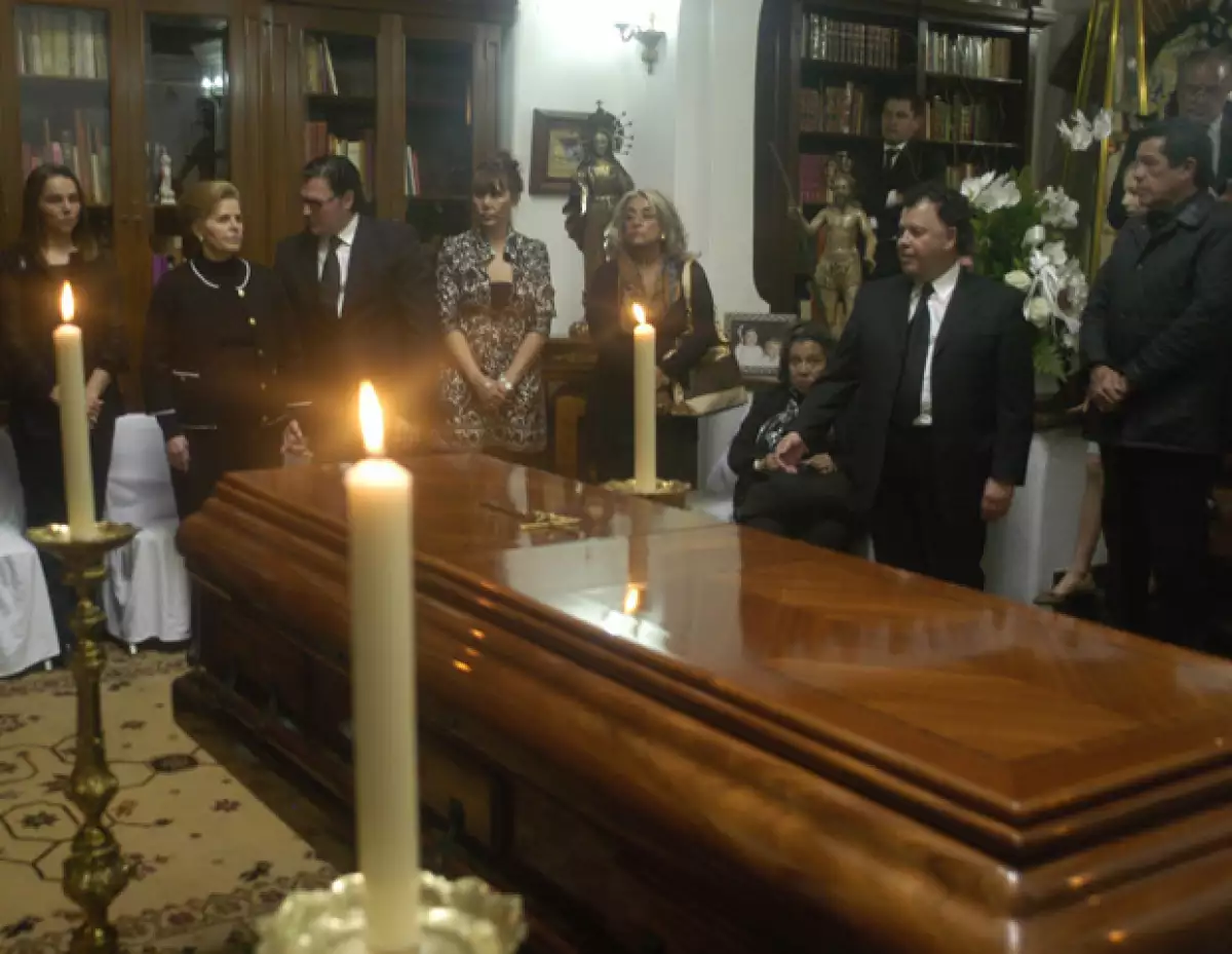 Fuentes cercanas a la familia aseguraron que debido a la distinción del gobierno federal, la cremación y la misa del ex mandatario, que se tenían programadas, se suspenderán.