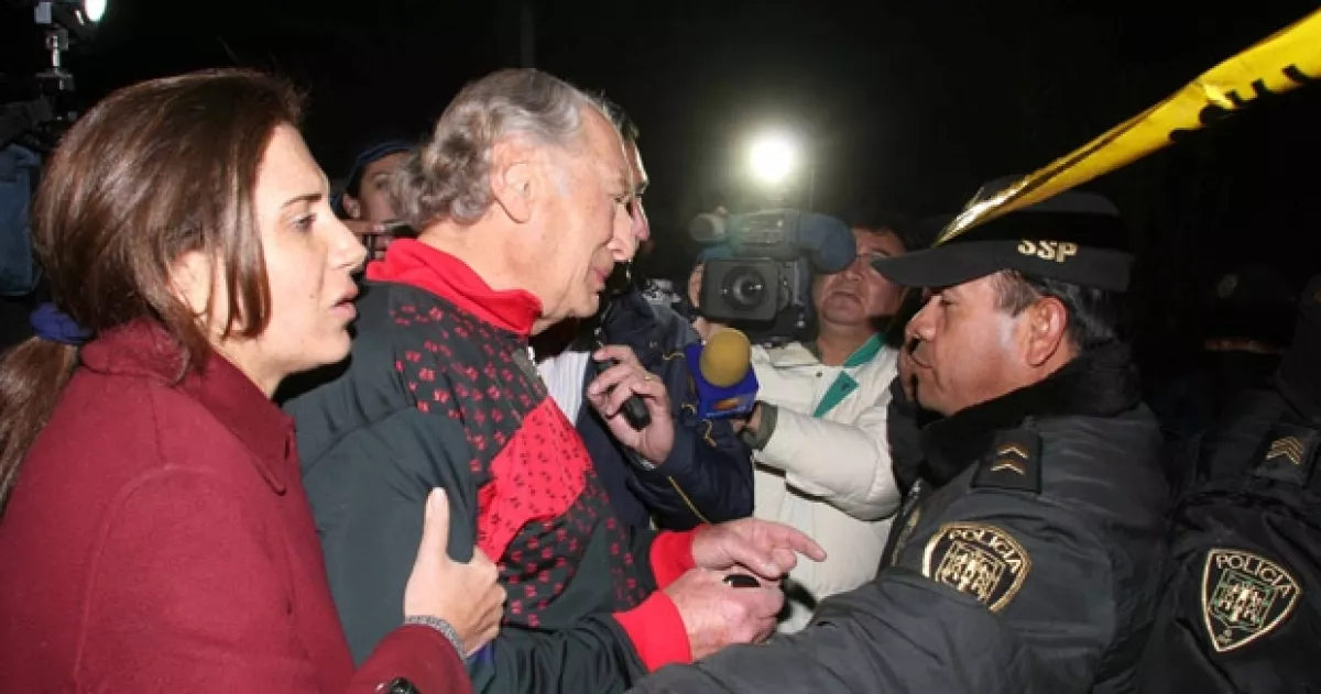 El papá y la hermana de Moisés Saba, Alberto y Miriam, respectivamente, llegaron al lugar del accidente.