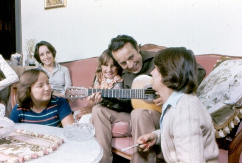 Chespirito en 1980 en casa junto a cuatro de sus cinco hijas: Teresa, Graciela, Cecilia y Marcela.