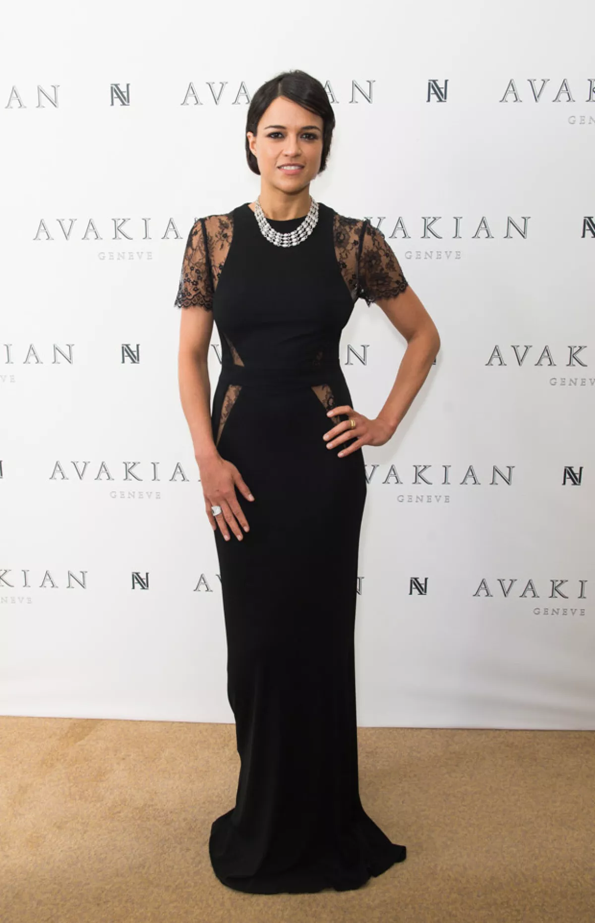 Michelle encantó con este delicado vestido en la fiesta de Chopard.