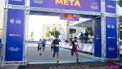 Concursantes del duatlón de Chihuahua causando la meta
