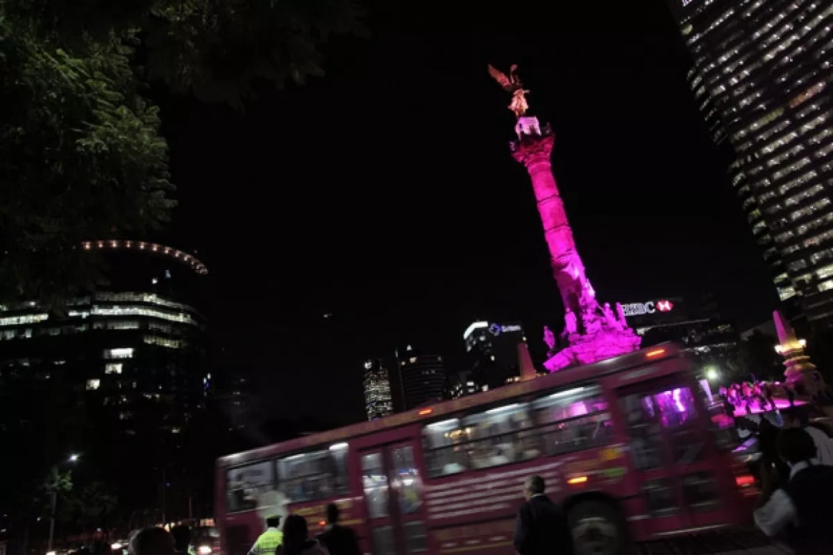 El Ángel de la Independencia se pintó de rosa.
