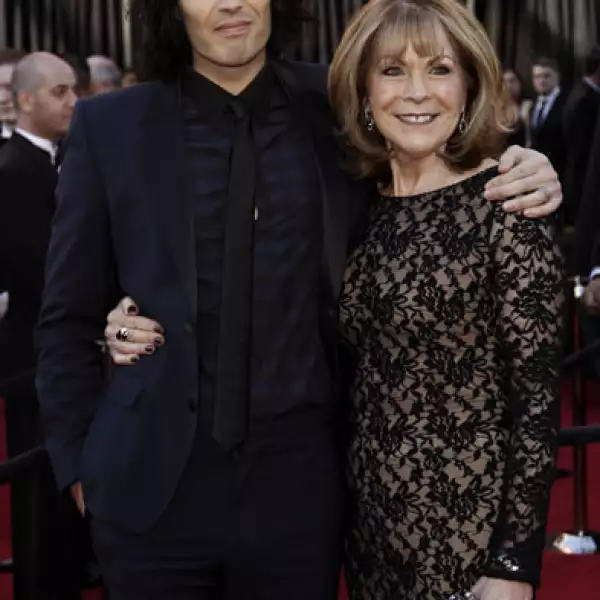 Russell Brand (esposo de Katy Perry) llegó acompañado de su mamá, Barbara Elizabeth.