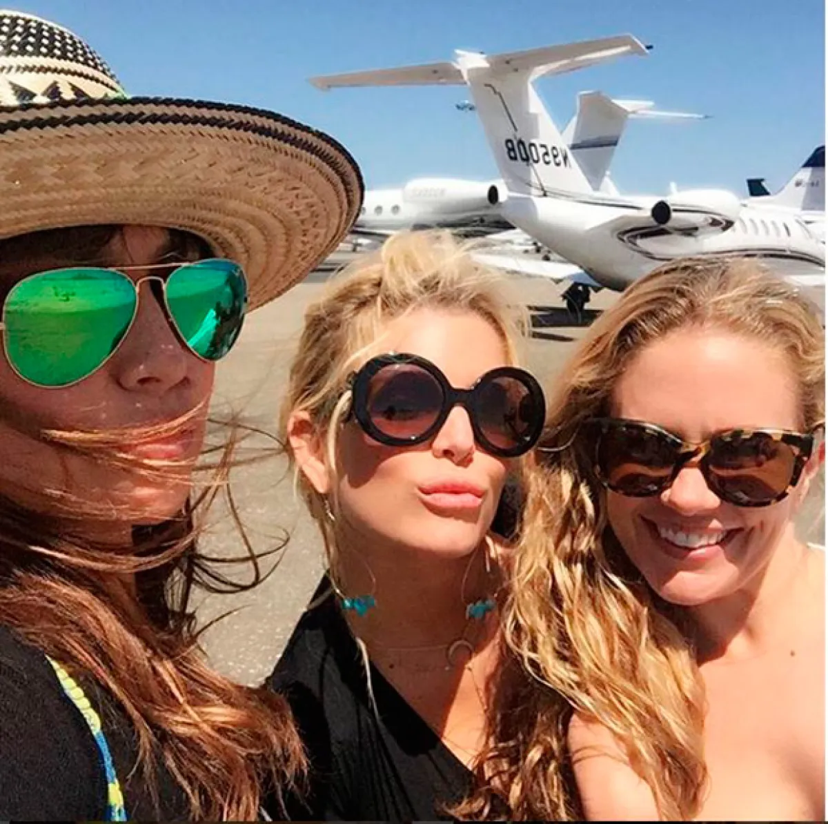 Jessica está celebrando el cumpleaños 40 de su estilista y amiga Nicole Chávez.