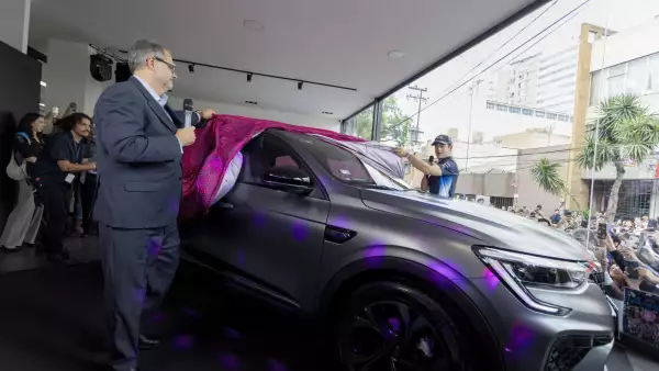 Renault pausa lanzamiento de eléctricos para enfocarse en híbridos y a gasolina