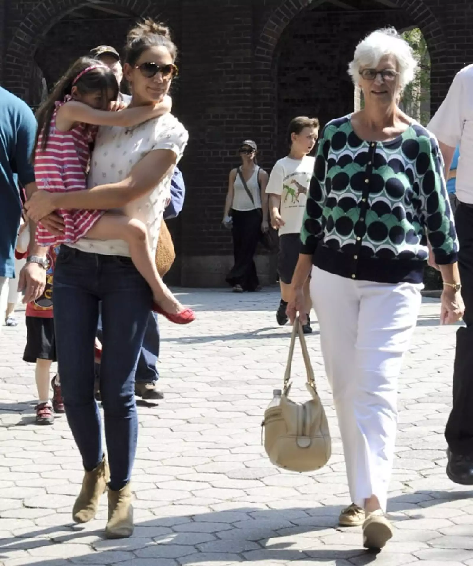 Ahí la hija de Tom de seis años disfrutó como cualquier otra niña de su edad.