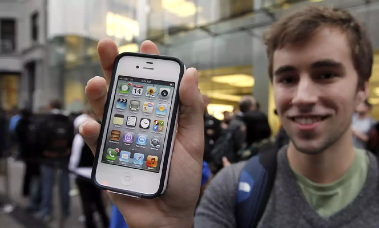 El equipo está disponible en los colores blanco y negro, y tiene una capacidad de disco duro desde 16GB.