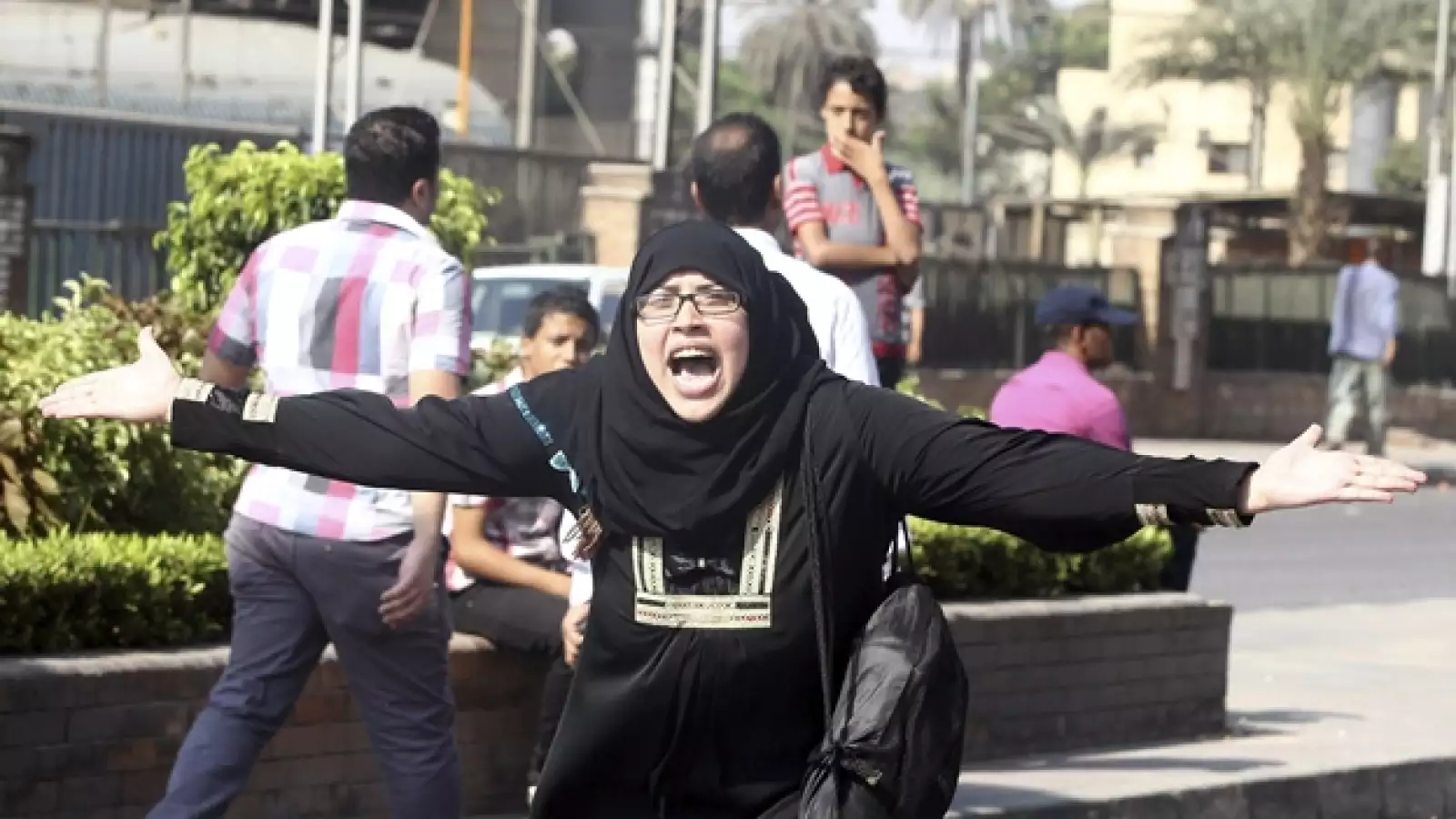 una mujer reacciona durante protestas en el cairo