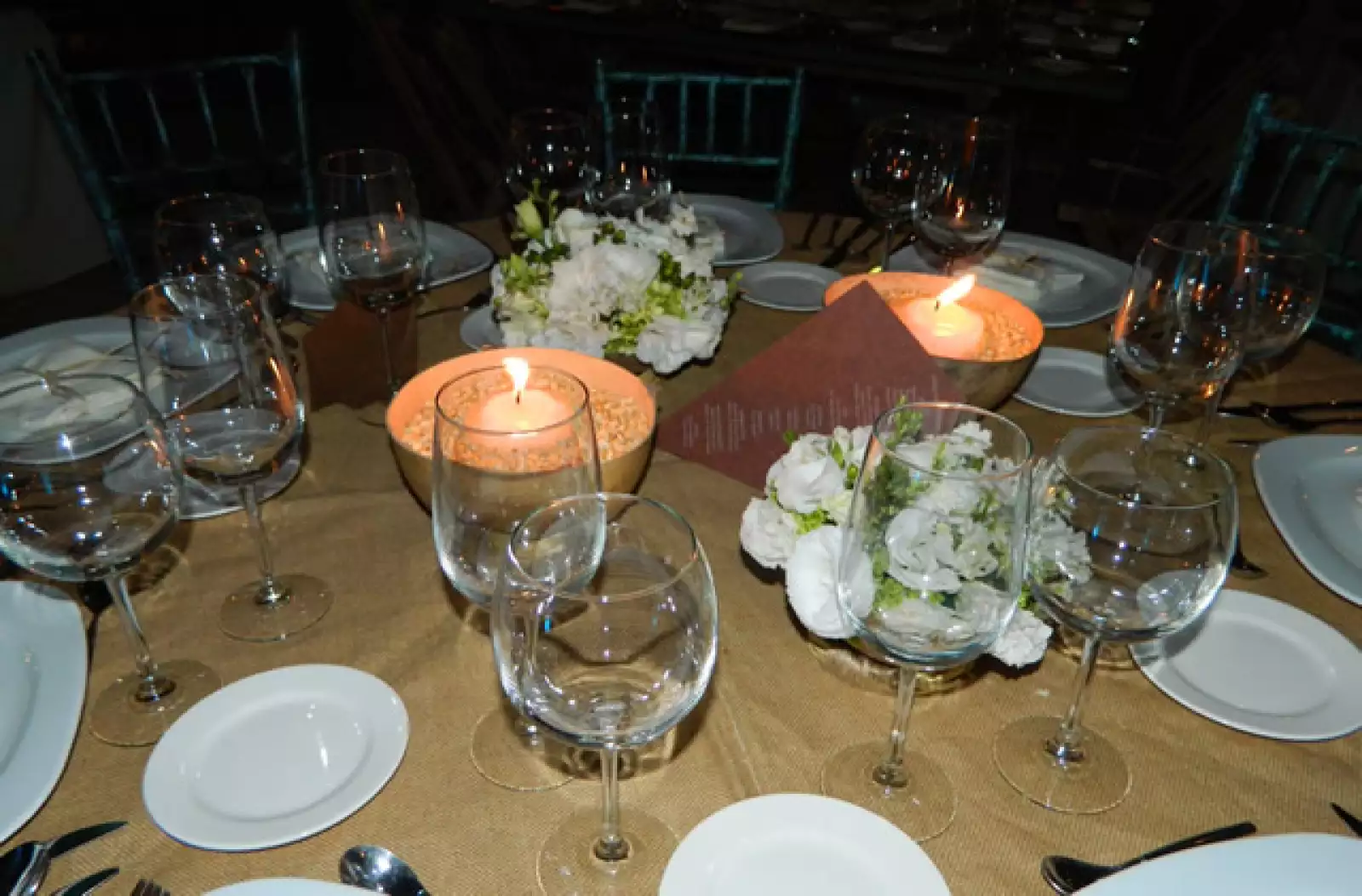 Velas y flores como centros de mesa