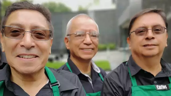 Tienda Starbucks operada por adultos mayores