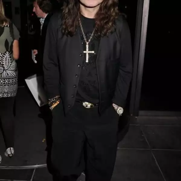 En su carrera de más de 40 años de cantante y compositor, Ozzy Osbourne, ha sido visto como un `loco´ por sus actitudes y su look no lo ha ayudado mucho. Él y su familia han acaparado críticas y miradas.