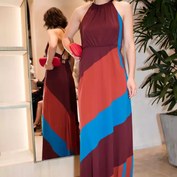 Maggie Gyllenhaal, luciendo increible en un look primaveral y sofisticado.