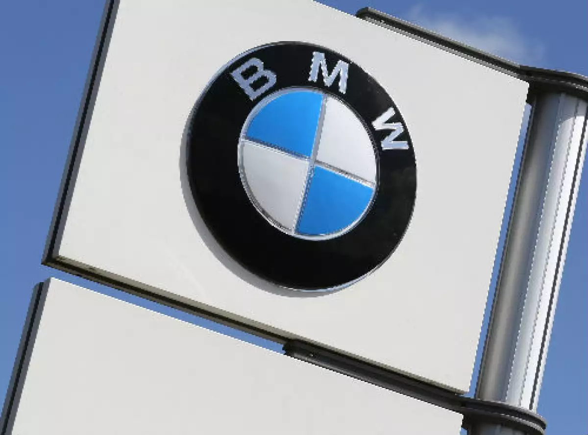 logo de BMW en poste