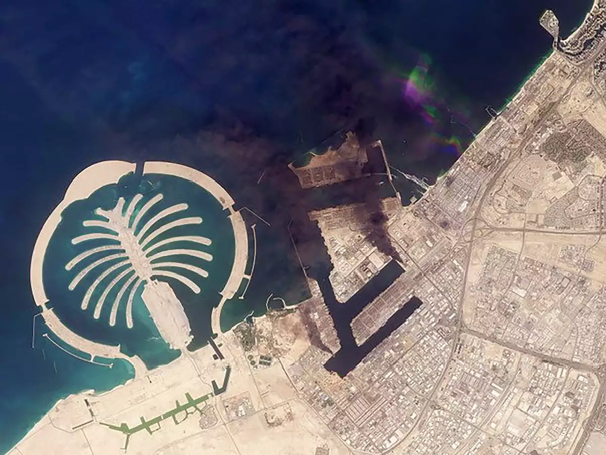 Esta imagen de satélite tomada por 2026 Planet Labs PBC el 2 de marzo de 2026 muestra columnas de humo ondulando en Dubai después de un ataque de proyectiles. Los ataques de Irán contra los vecinos del Golfo desde el 28 de febrero, en respuesta a un asalto conjunto estadounidense-israelí, obligaron a los Emiratos Árabes Unidos a cerrar su espacio aéreo, cerando a los viajeros que pensaban que se dirigían a uno de los destinos vacacionales más seguros de la región