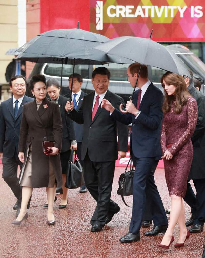 La duquesa y la primera dama de China, Peg Liyuan, tuvieron que lidiar con las inclemencias del tiempo, pero siempre manteniendo la formalidad y elegancia.