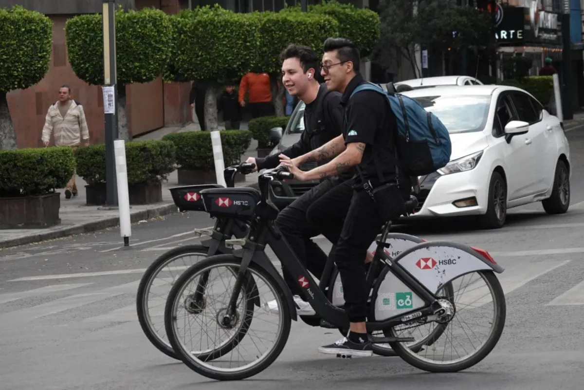 Dos jóvenes viajan a bordo de bicicletas de Ecobici en la Ciudad de México.