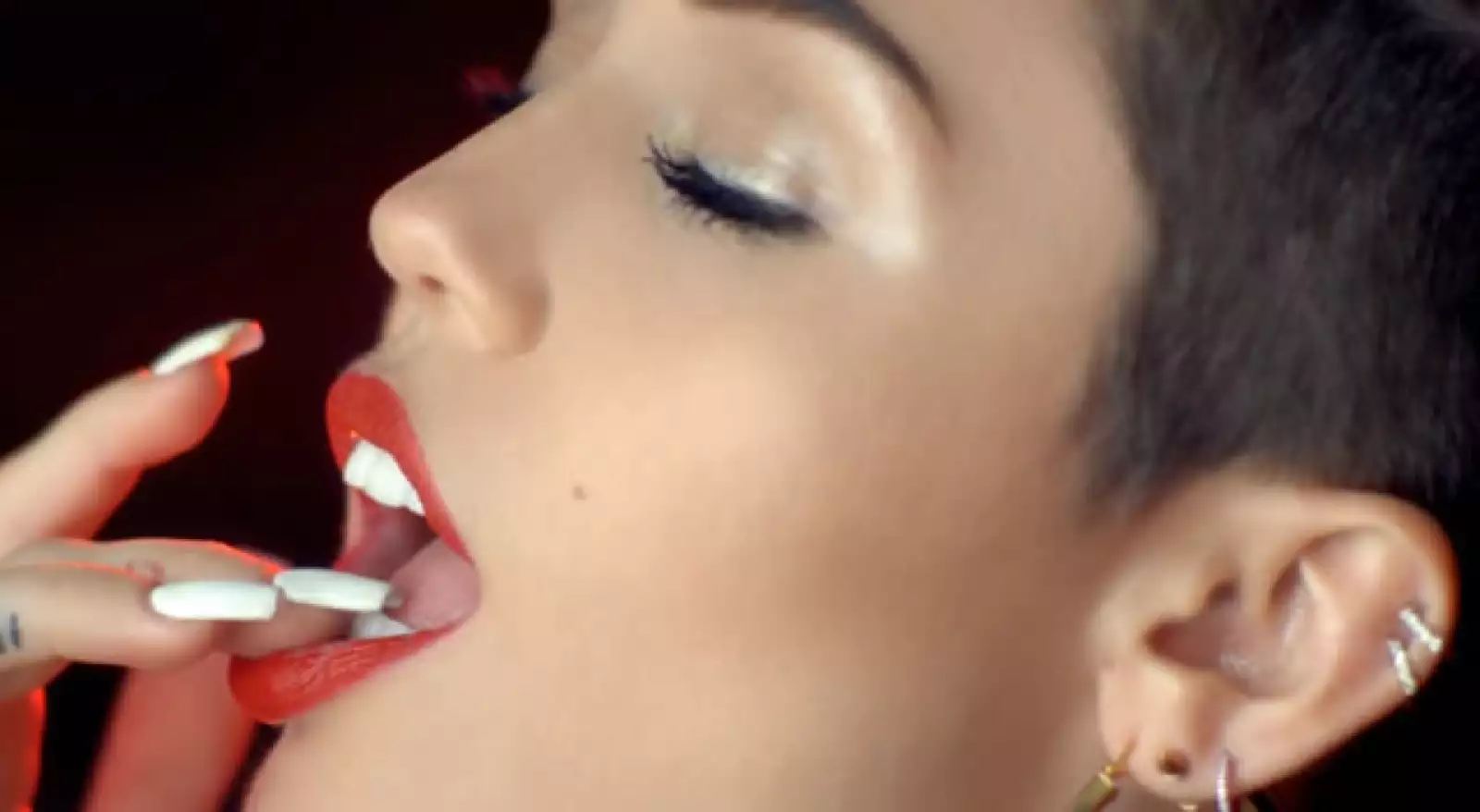 Sus labios color carmín son ahora parte de su nuevo estilo.