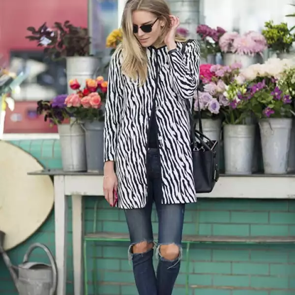 Los tenis siguen estando presentes en la moda callejera.