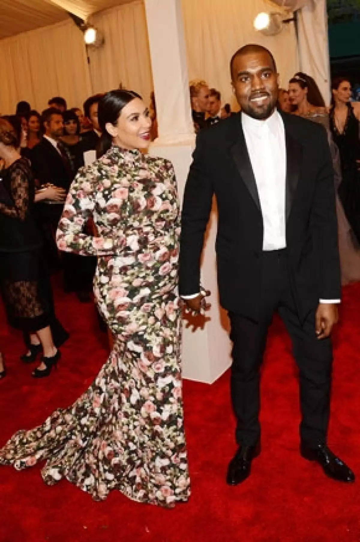 El público asistente al exclusivo evento se sorprendió por la romántica canción que Kanye hizo para Kim, en cuyas letras le pide que no haga caso a las críticas pues ella es "increíble".