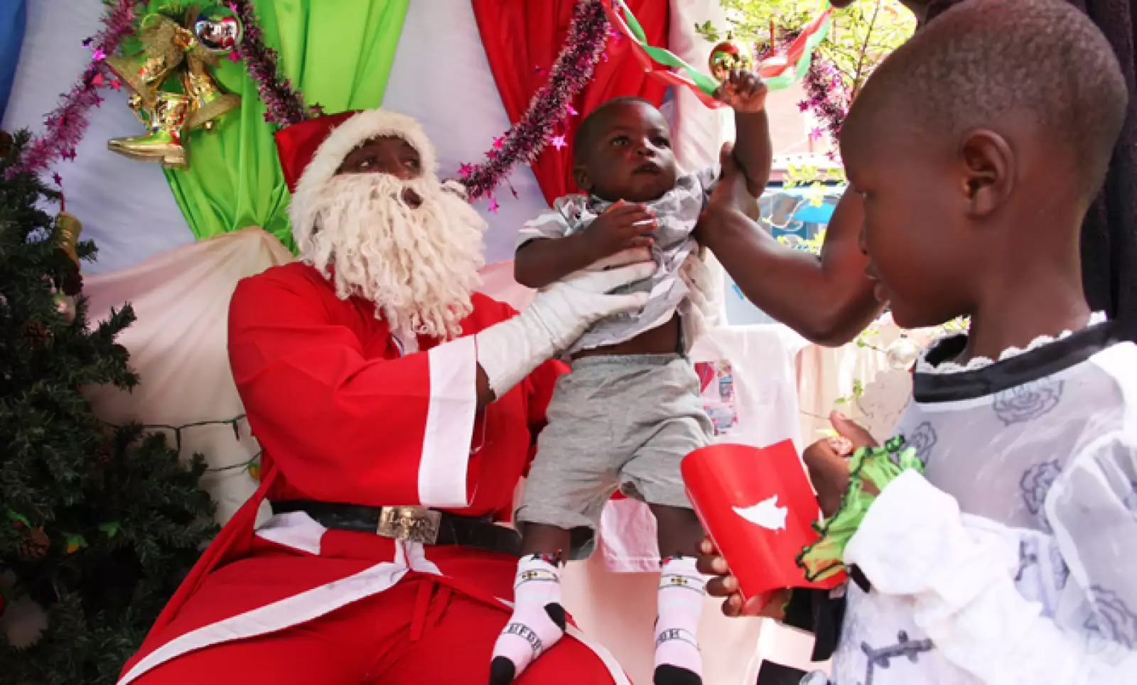 En Zimbabue un hombre regresa un niño a sus padres, luego que hizo sus peticiones a Santa Clos.