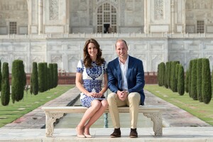 Los duques lucieron felices y sonrientes, y admiraron la belleza del espectacular palacio.