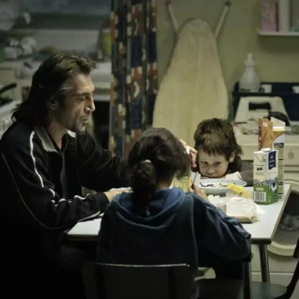 Biutiful, 2010. Da vida a Uxbal, un hombre condenado por el cáncer, organizador de comercios ilegales en las aceras y que. gracias a sus poderes extrasensoriales, acompaña a los muertos en su tránsito al más allá.