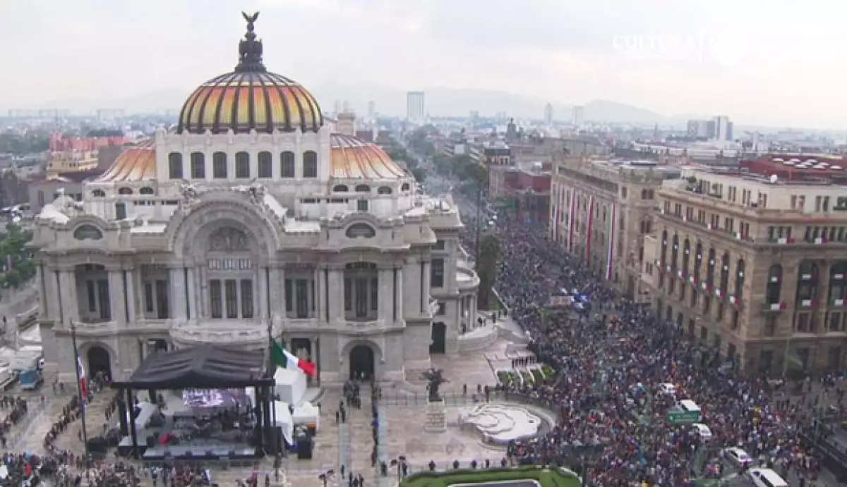 El momento en que llegan las cenizas de Juan Gabriel a Bellas Artes.