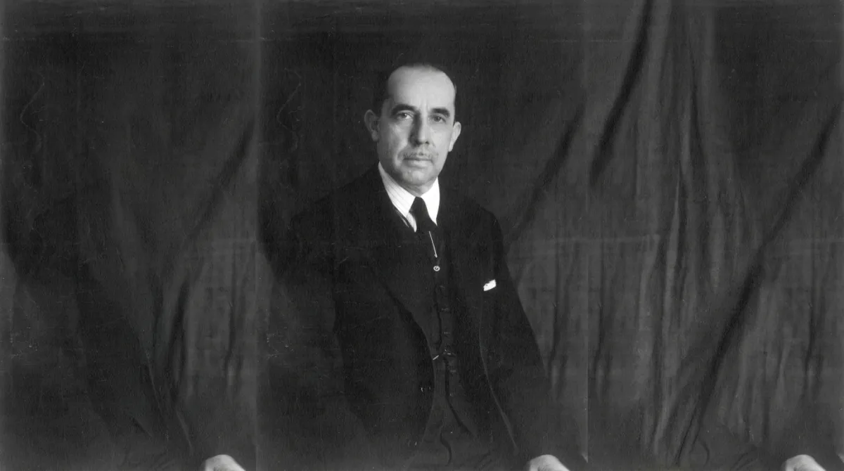 Federico Mariscal fue un influyente arquitecto y académico mexicano (1881-1963) que pasó a la historia por ser el encargado de concluir la construcción del Palacio de Bellas Artes entre 1932 y 1934, retomando el proyecto que Adamo Boari había dejado inconcluso tras el estallido de la Revolución Mexicana. Mientras Boari concibió el exterior del edificio con una marcada estética Art Nouveau, Mariscal respetó esa fachada monumental pero transformó por completo los espacios interiores utilizando el estilo Art Deco, que estaba en pleno apogeo en los años treinta. Para lograrlo, Mariscal incorporó mármoles nacionales, detalles geométricos de herrería y los icónicos murales de los grandes artistas de la época, logrando una fusión arquitectónica única que definió la identidad definitiva del recinto cultural más importante de México.