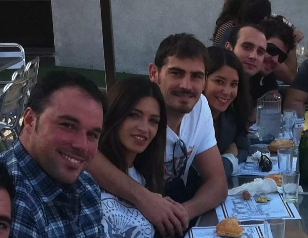 Iker y Sara en compañía de amigos.
