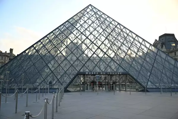 FILES-FRANCE-MUSEUM-TOURISM-ART-LOUVRE