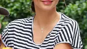 Miranda Kerr no olvida sus lentes par un look casual, ayudan a estilizarlo y a lucir más chic.