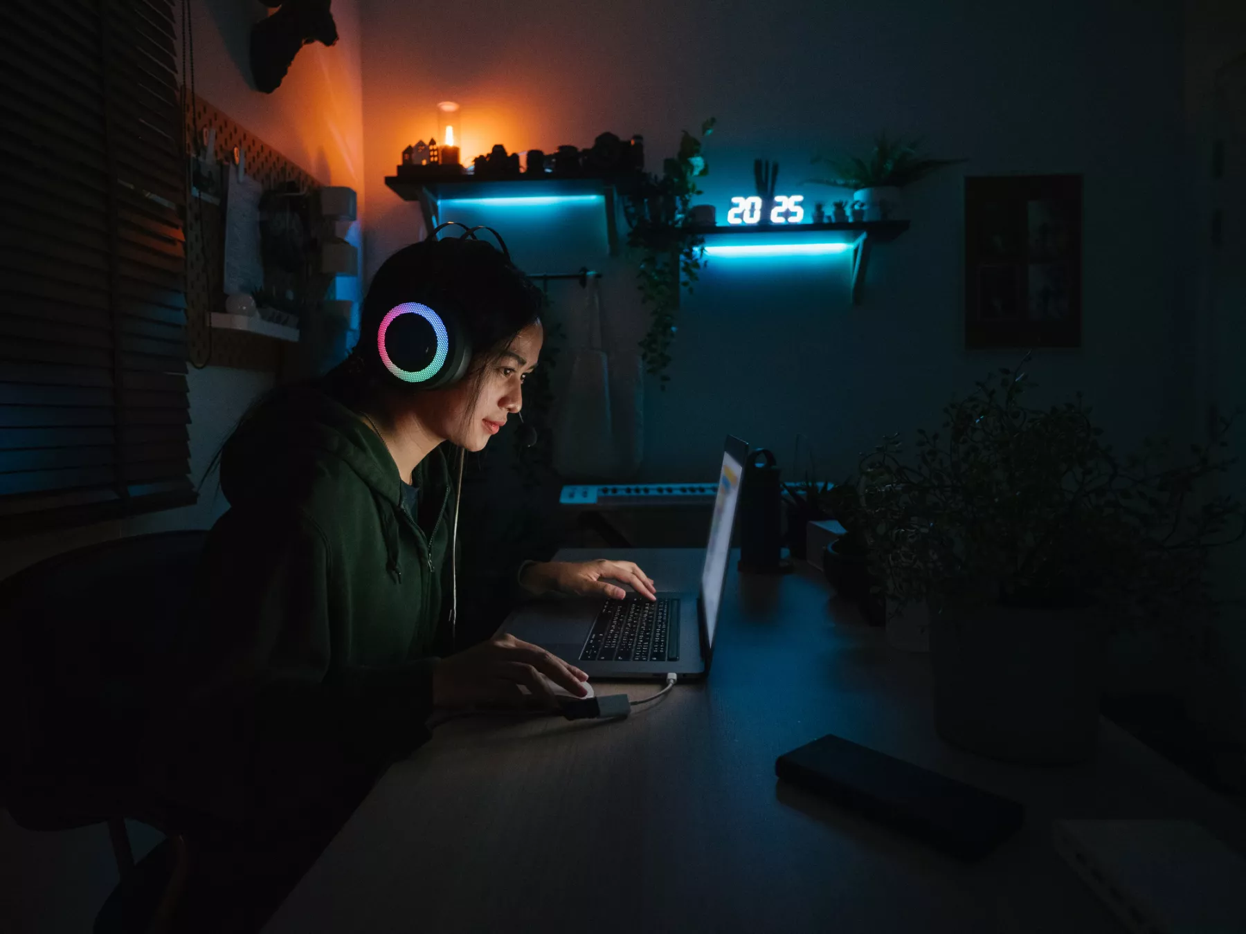 Joven mujer jugando videojuegos