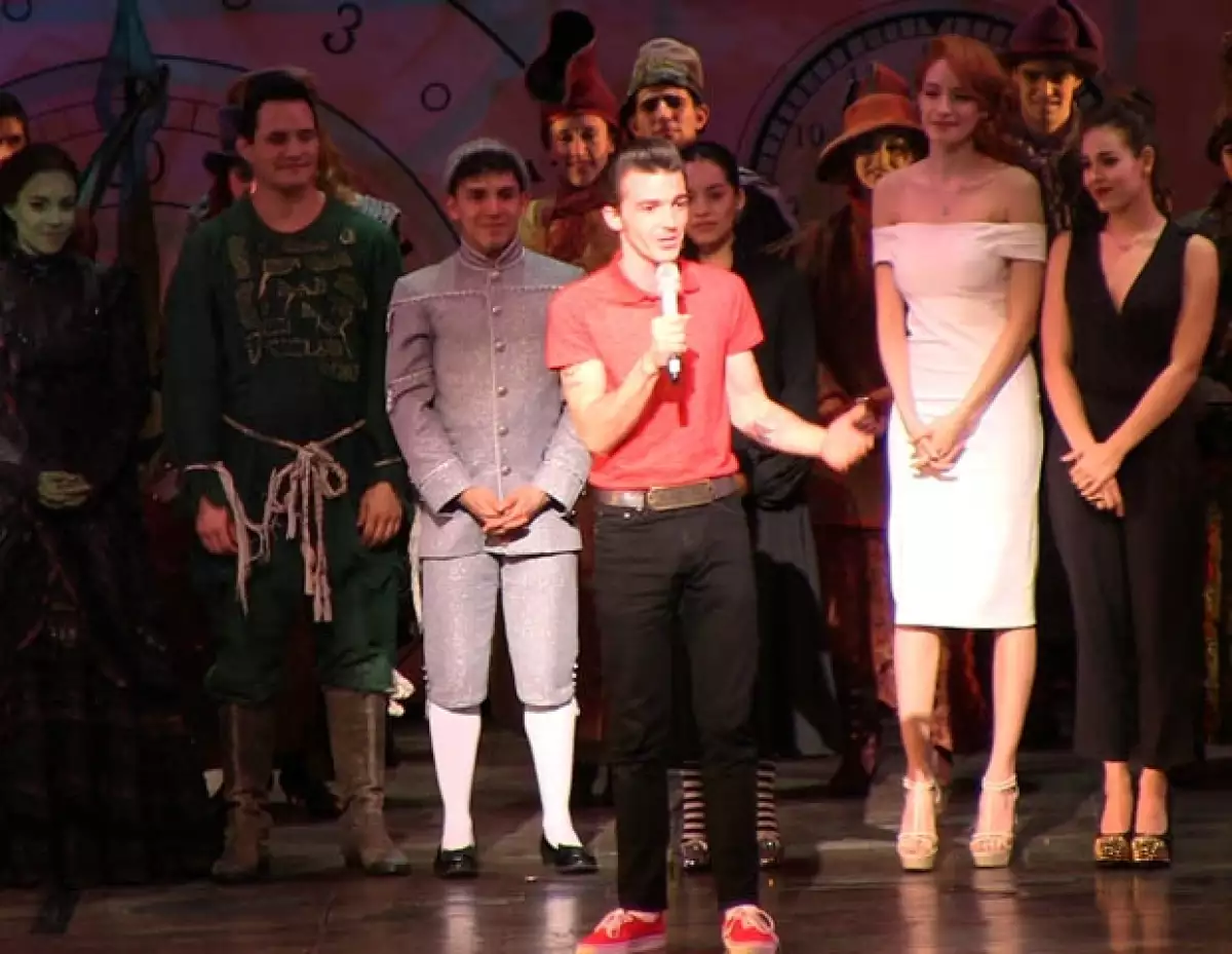 El elenco de "Wicked" con la visita especial de Drake Bell.