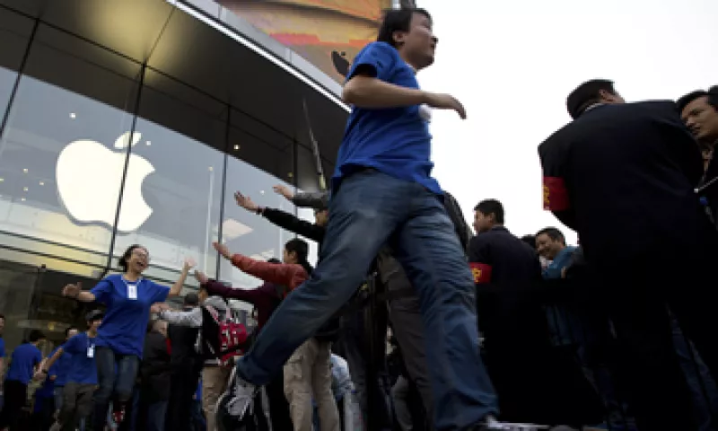 Los amantes de la tecnología hicieron largas filas para ser de los primeros en entrar a la nueva tienda. (Foto: AP)