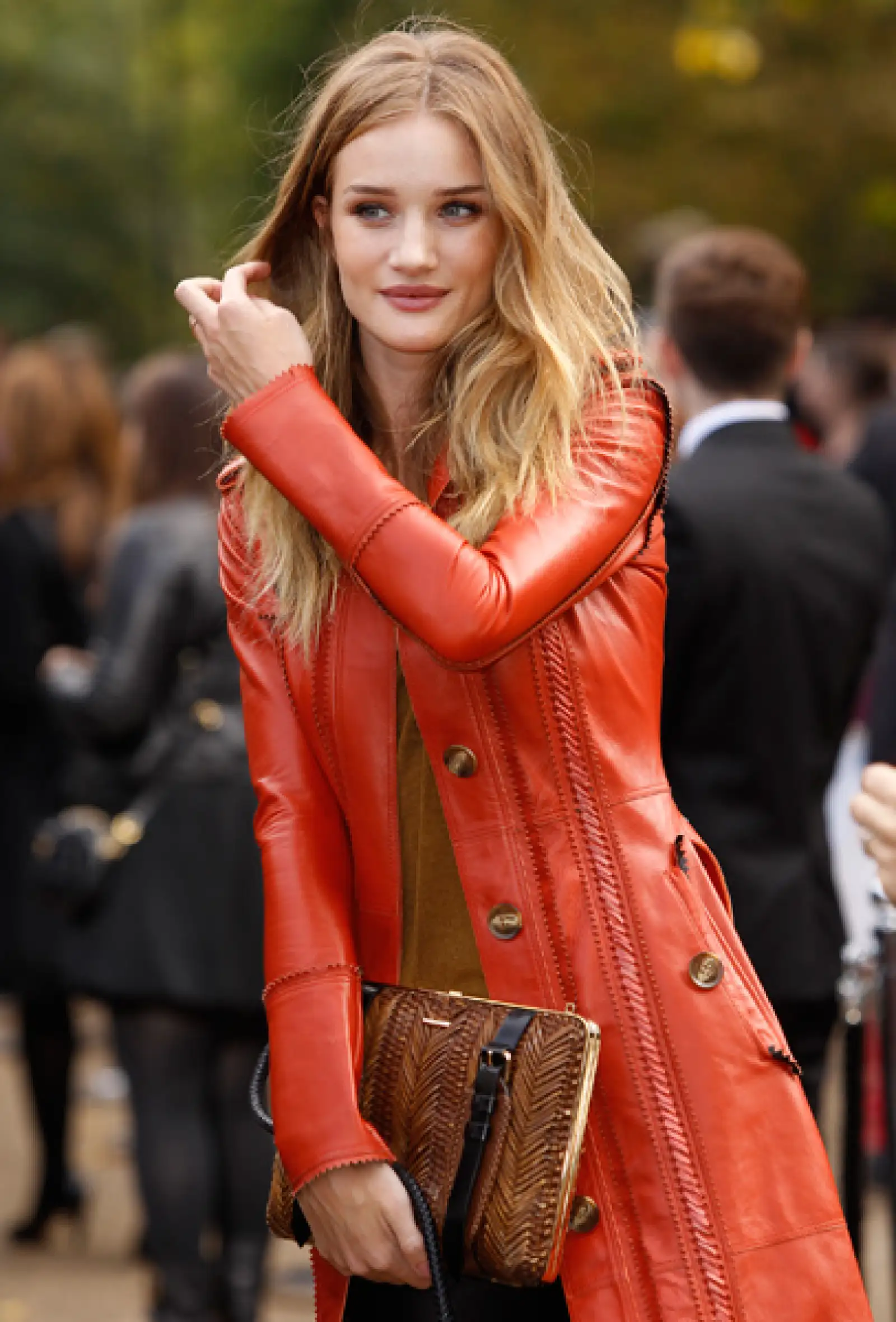 Lo modelo y actriz Rosie Huntington asistió al desfile de la firma Burberry Prosum.