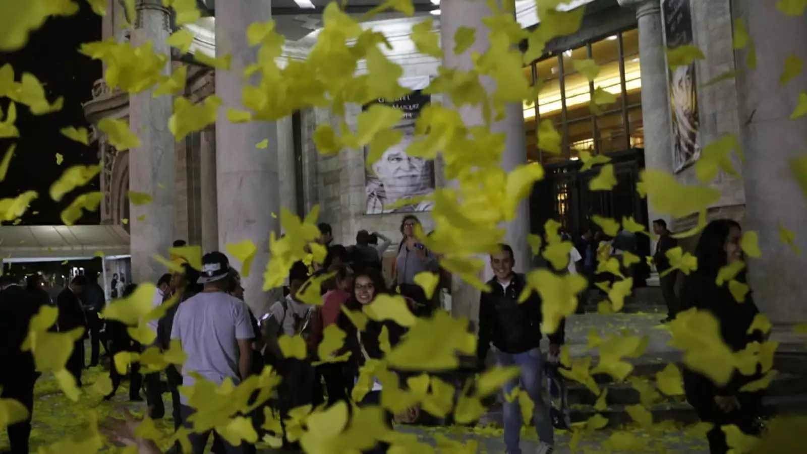 Las miles de personas que acudieron a darle el adiós a 'Gabo' disfrutan de las mariposas amarillas de papel