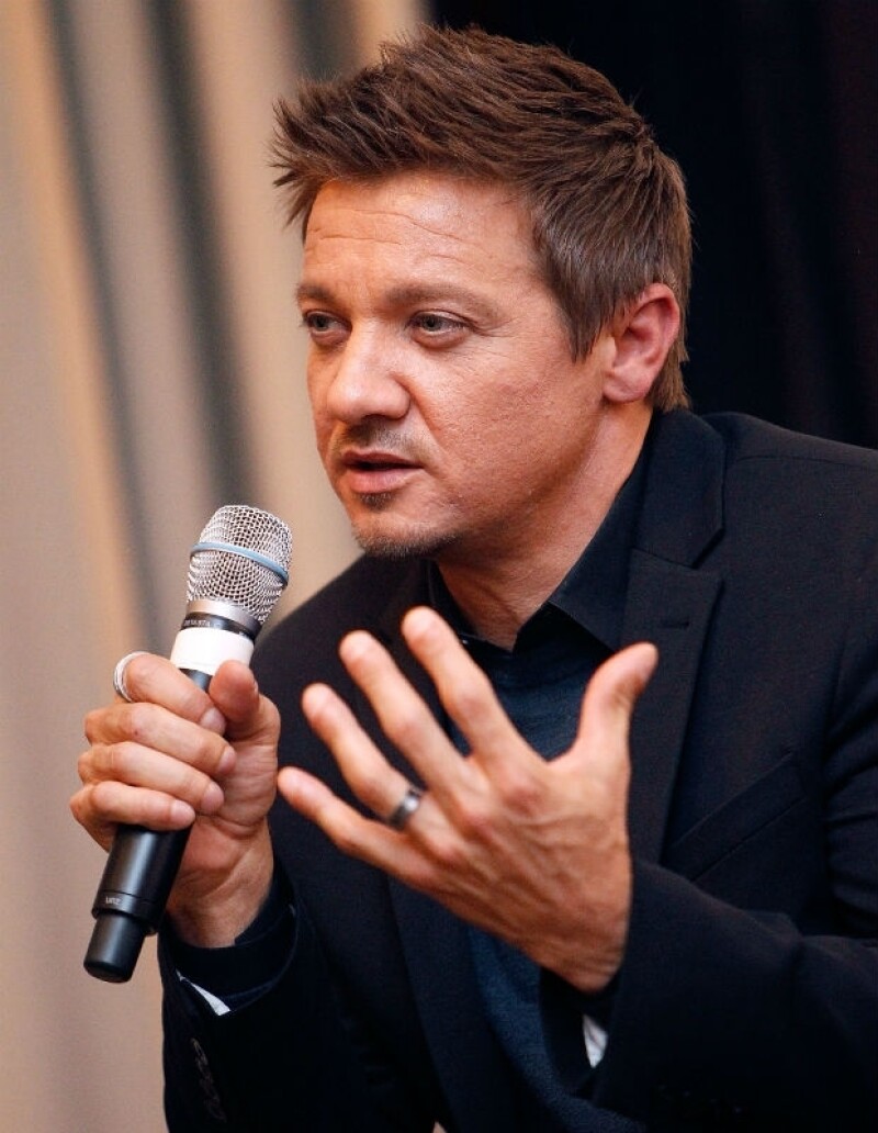 El anillo de casado delató a Jeremy Renner.