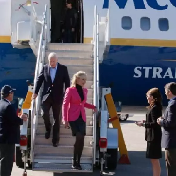 ¿Y por qué no? Las mini faldas, bien combinadas, hacen que Cindy se vea moderna.