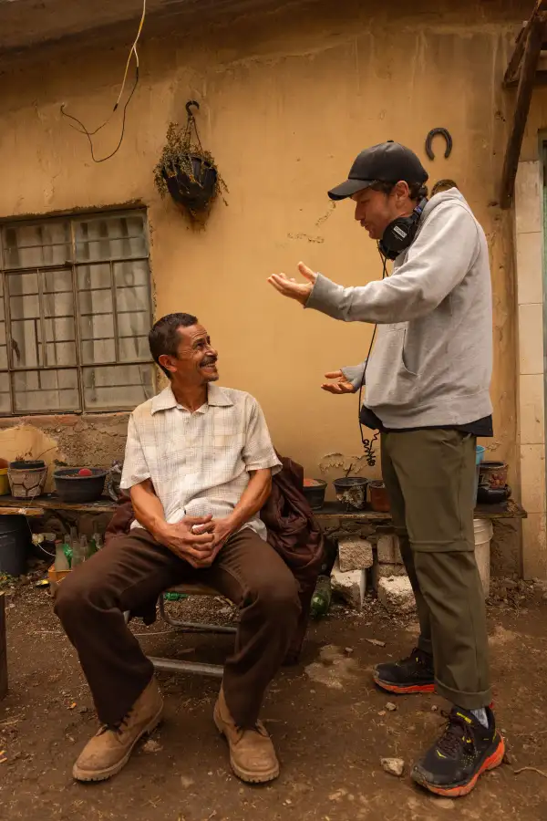 Gustavo Sánchez Parra y el director Rodrigo García en el set de Morro. 
